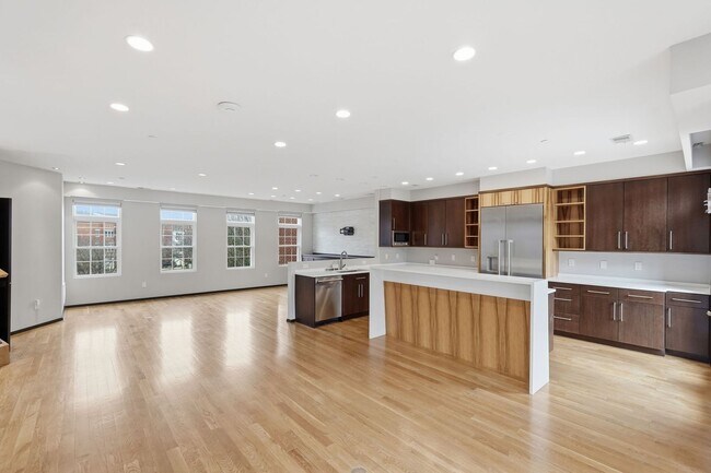 Building Photo - This exceptional West Market location is just steps from Reston Town Center, offering convenient ...