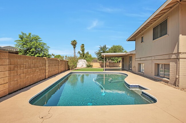 Building Photo - 6 Bedroom 3.5 Bath, Large Pool and Backyard