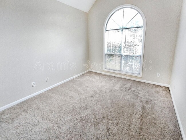 Building Photo - 553 Washington Dr