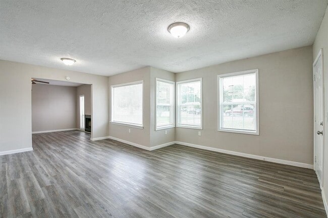 Building Photo - 319 Rustic Dr