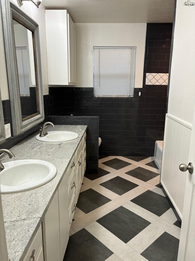 Building Photo - 2627 Bretton Rd