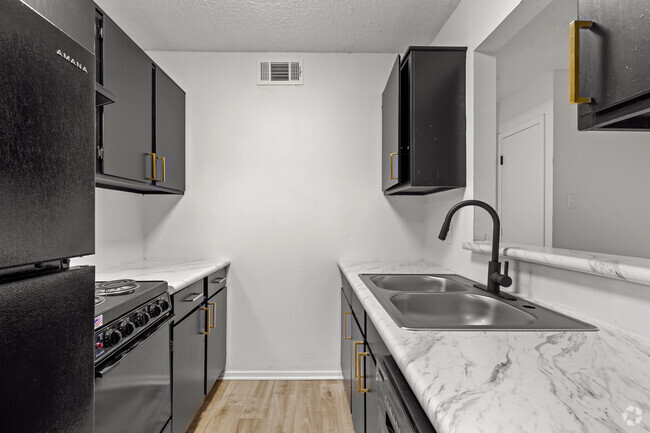 1BR, 1BA - 600SF (A2) - Kitchen - Casa Hills at Collins Park