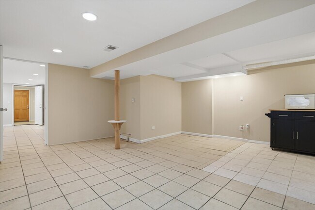 Building Photo - 4335 N Sacramento Ave