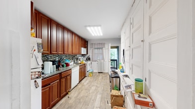 Building Photo - 146 Beethoven St