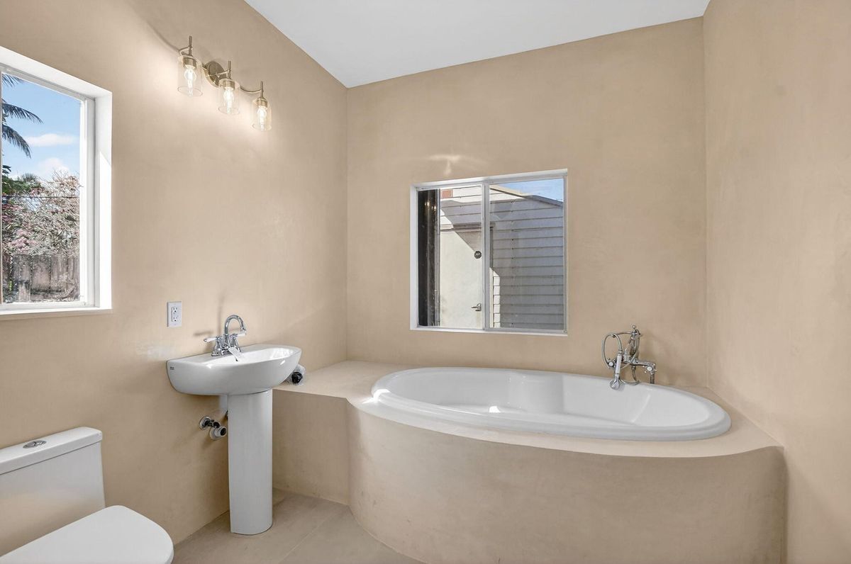 Building Photo - 467 NE 31st St