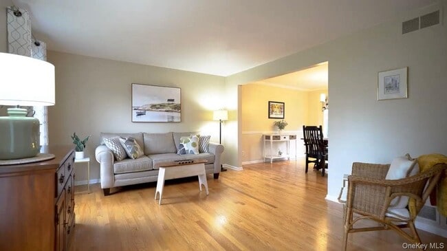 Building Photo - 1 Shadow Vale Dr