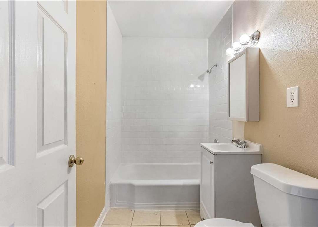 Building Photo - 822 Sumner St