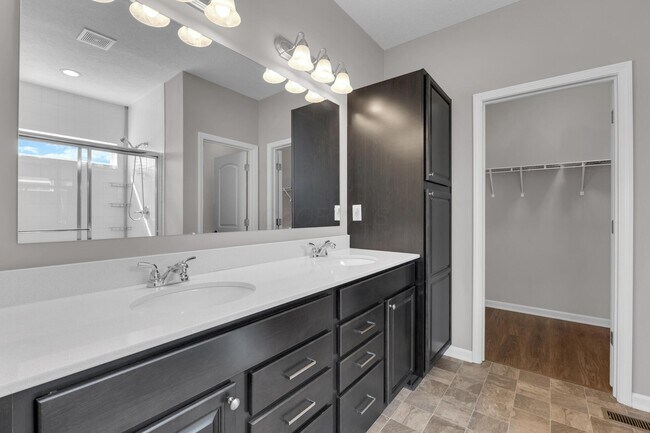 Building Photo - 2390 Glenvale Dr