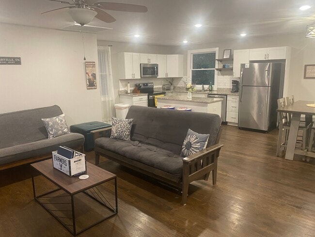 Building Photo - 829 Rose Park Dr