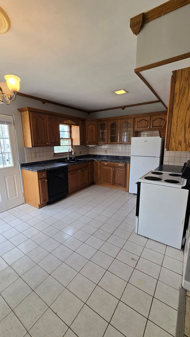 Building Photo - Spacious 3 Bedroom, 1.5 Bath Home with central AC for Rent!!!