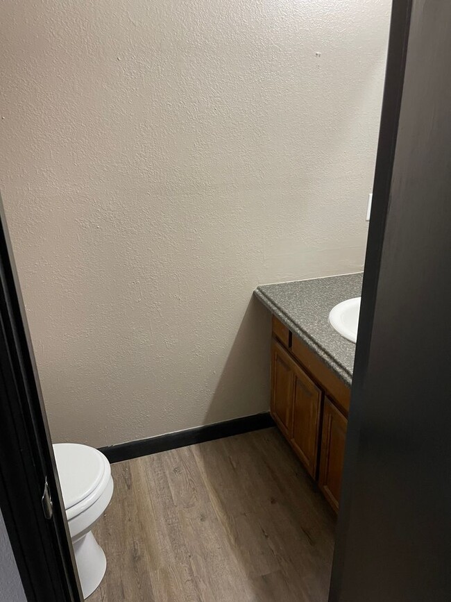 Building Photo - 3 bed 2.5 bath