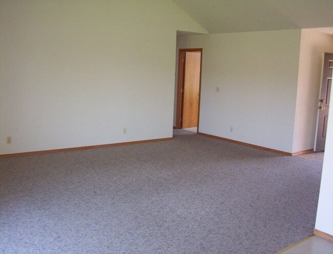 Building Photo - Beautiful 3 bedroom house in quiet mature neighborhood!
