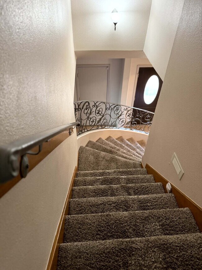 Building Photo - 317 Zenith Dr