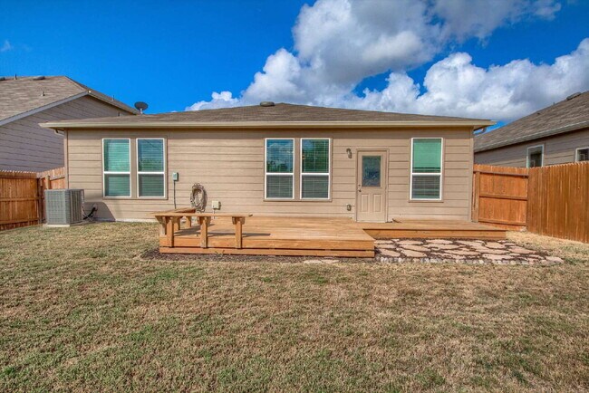 Building Photo - BEAUTIFUL HOME OFFERING 50% OFF 1ST MONTH'S RENT!!