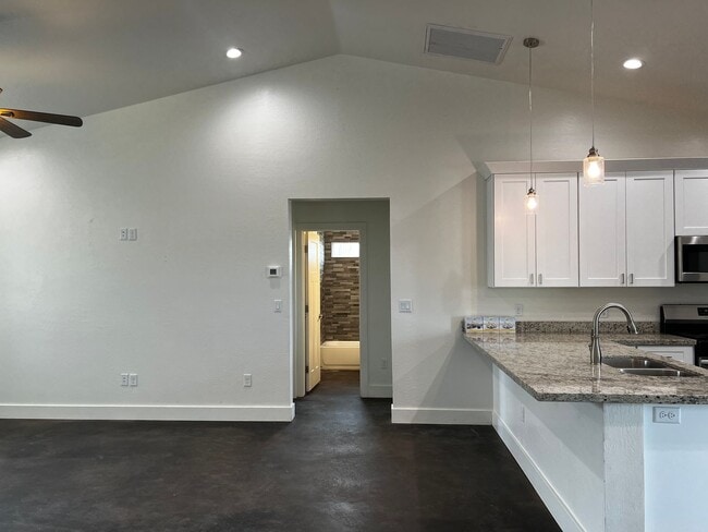 Building Photo - 3 bed/2 bath House with private Hot Tub