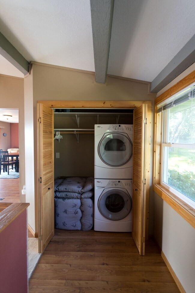 Building Photo - Furnished 2 Bedroom Home for Rent on Lake ...