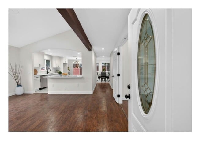 Building Photo - Available NOW! Beautiful updated home, 4+2, 2 car garage