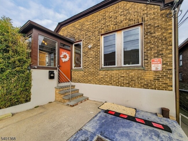 Building Photo - 152 Pine St