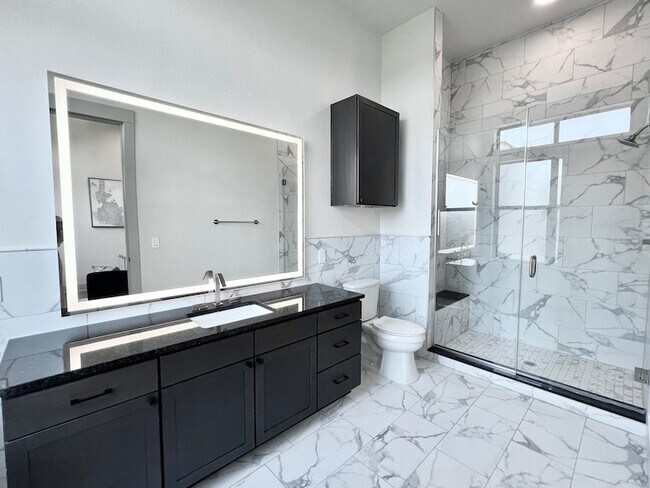 Building Photo - 3330 Oak Grove Ave