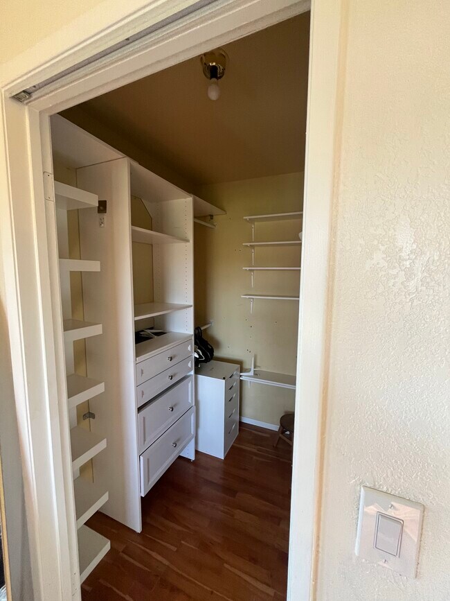 Building Photo - 15946 Vanowen St