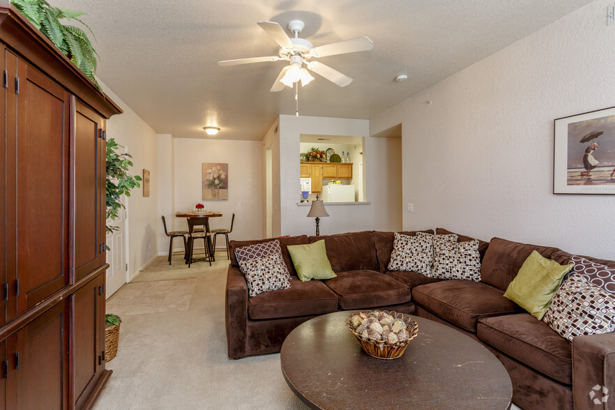 2BR, 2BA - 967 SF - Chase Court