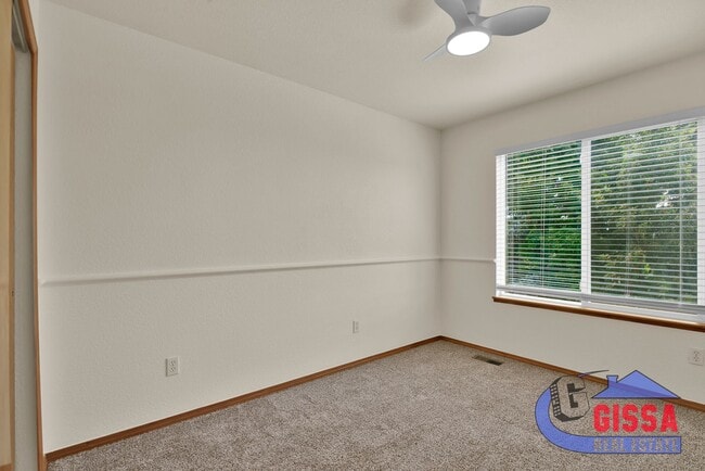 Building Photo - Beautiful home with 4 BR, 3.5 BA, 2 CAR wi...