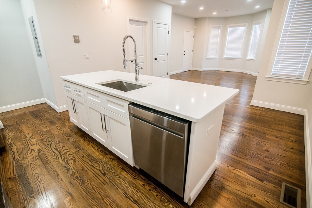 Building Photo - 757 Washington St