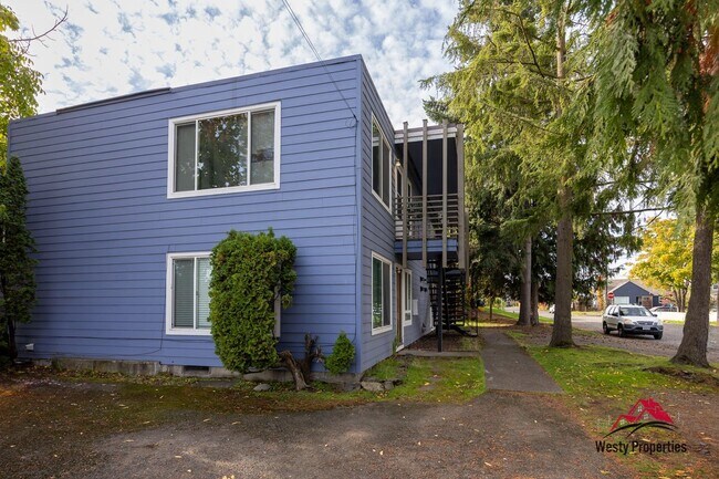Building Photo - 212 N Dekum St