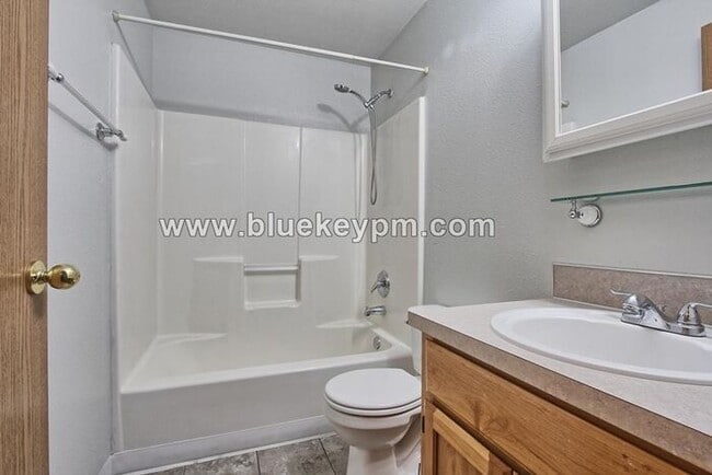 Building Photo - 3 Bed, 2.5 Bath Condo with 1 Car Garage Near Van Mall