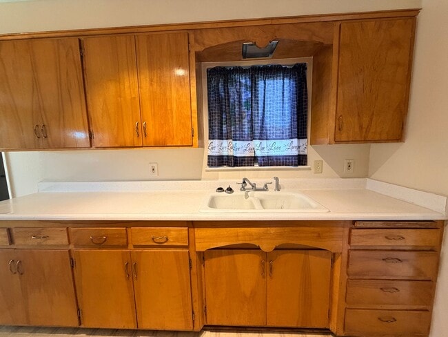 Building Photo - Just listed! Well maintained home in great location!