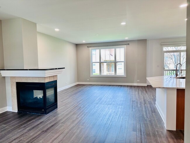 Building Photo - 1875 Crenshaw Cir