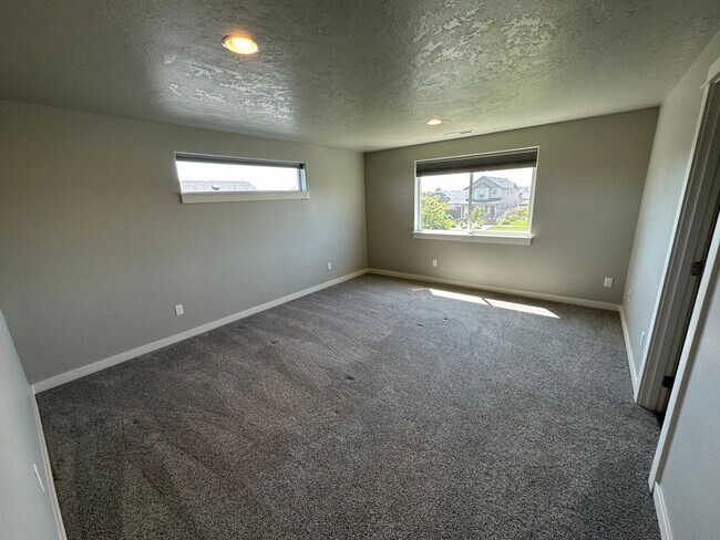 Building Photo - Charming and Modern Redmond Home: Pet-Friendly, Two-Car Garage, and More!