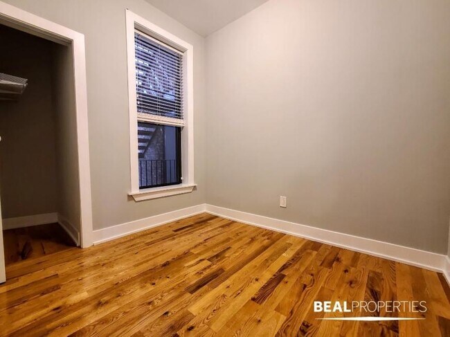 Building Photo - 2 bedroom in CHICAGO IL 60657