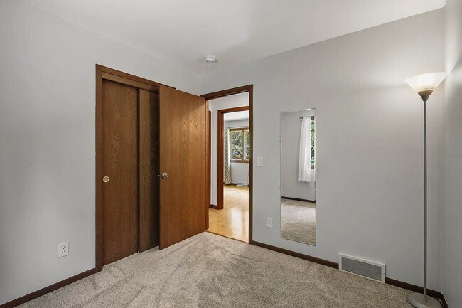 Building Photo - 2914 Maple Grove Dr