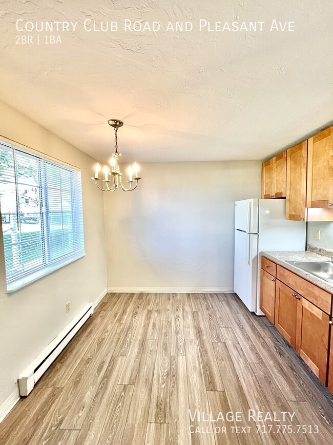 Building Photo - Roomy, remodeled 2-bed w/ on-site laundry ...