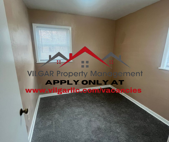 Building Photo - 3 bedrooms with brand new carpeting, 1 new...