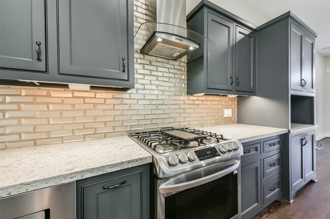 Building Photo - 2422 Hadley St