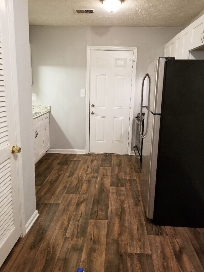 Building Photo - 5905 Lone Oak Dr SW