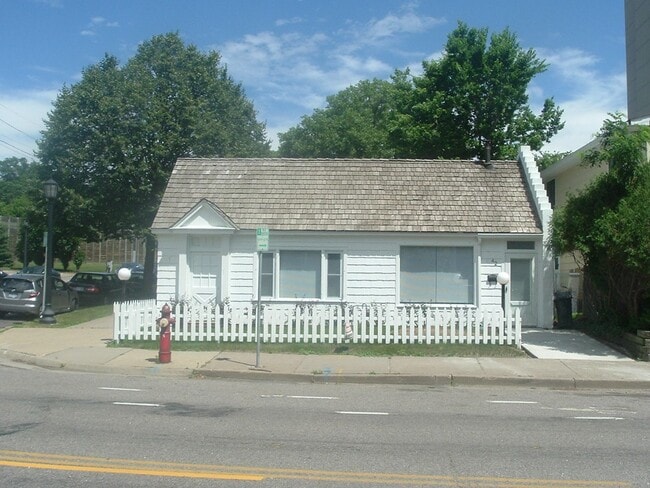 Building Photo - ENTIRE HOUSE: Cozy 2-Bedroom Home in Beaut...