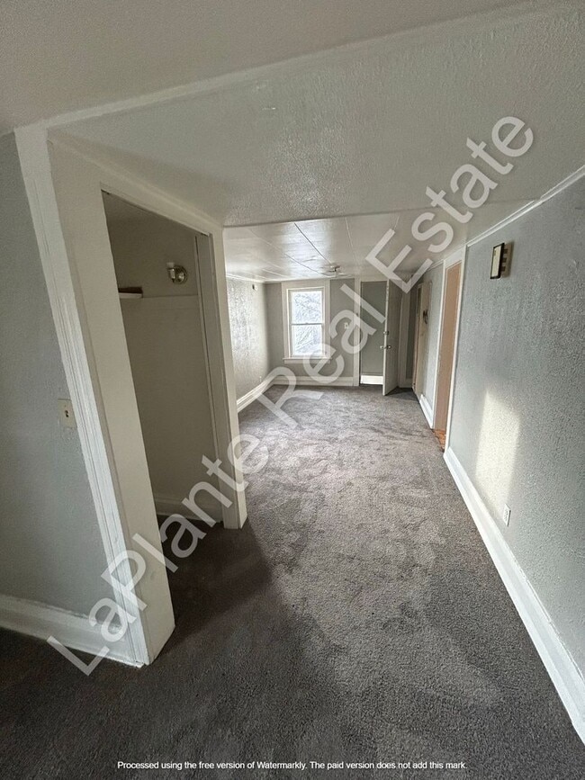 Building Photo - 3950 Woodhaven Dr