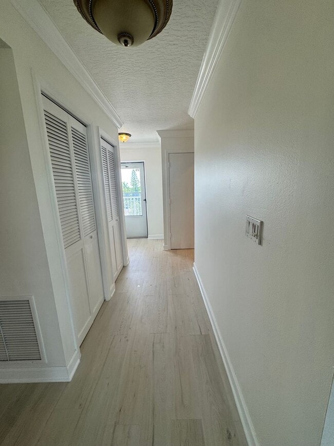 Building Photo - Live the ultimate beachside lifestyle!