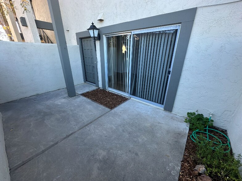 Building Photo - 1750 Prefumo Canyon Rd