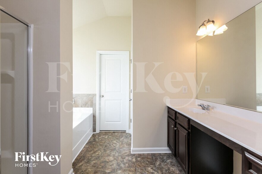 Building Photo - 403 Live Oak Pass