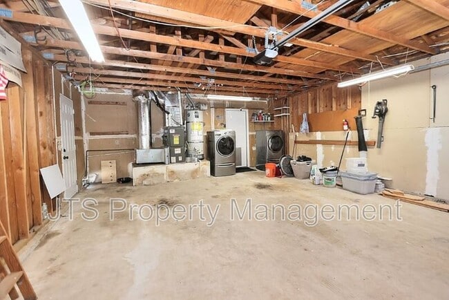 Building Photo - 6069 Kingwood Cir