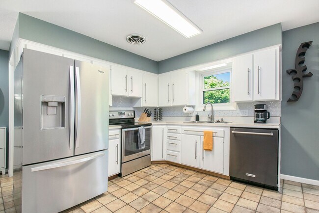 Building Photo - 6-8 months furnished 4 Bedroom 1.5 Bath