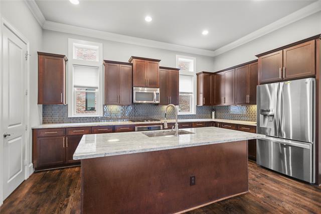 Building Photo - 660 S Pearl Expy