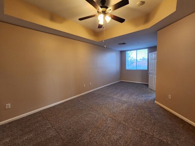 Building Photo - Great Park Ave Condo Unit!