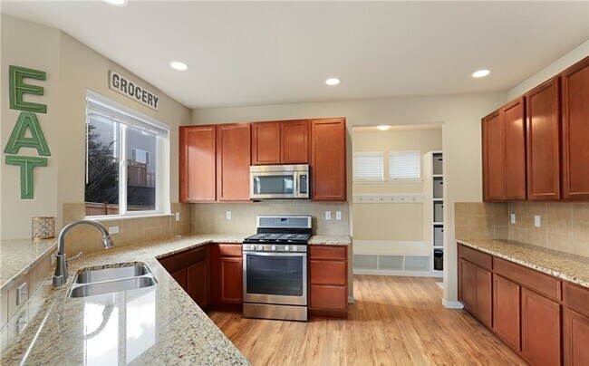 Building Photo - Beautiful large 4 bedroom home in the High...