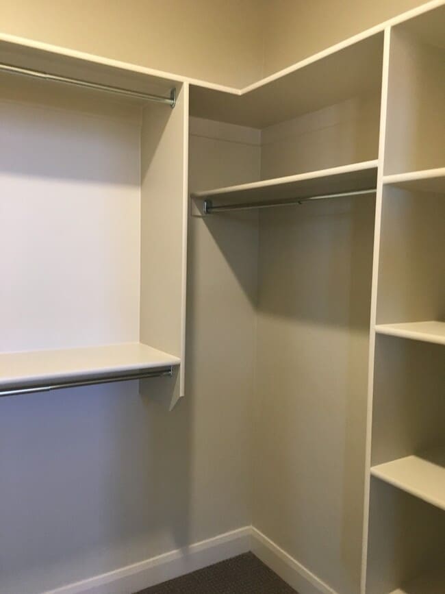 Building Photo - 3 bed 2.5 bath Townhome for rent, small dog allowed!