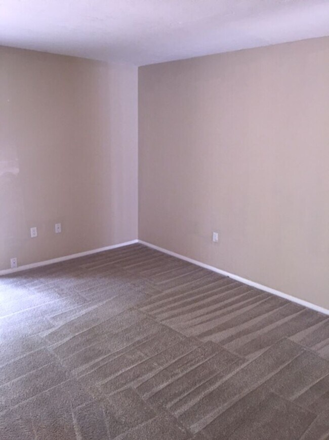 Building Photo - Call today and move in quickly before its ...